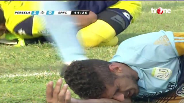 Detik-detik Insiden Tabrakan Kiper Persela Lamongan Choirul Huda