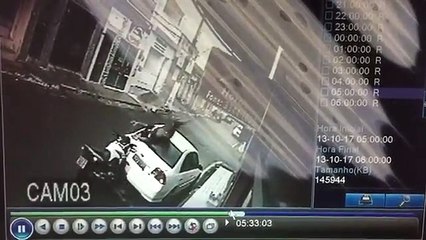 Un motard fonce la tête dans le pare-brise d’une voiture…