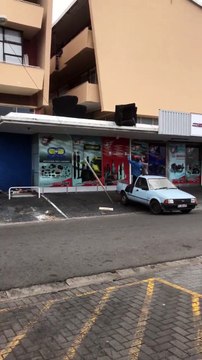 Les pires déménageurs du monde... Ecrasé par un canapé jeté du toit