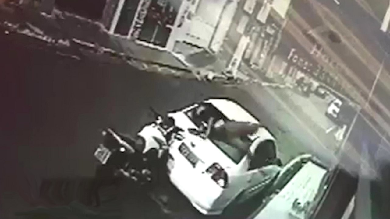 Un motard la tête dans le pare-brise