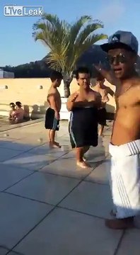 Grosse teuf !! Avec uniquement des NAINS !!