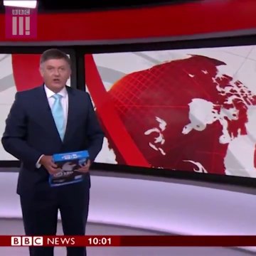 Ce présentateur a confondu l'iPad avec une ramette de papier A4 en direct du journal télévisé !