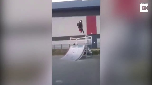 Saut en scooter sur une rampe de Skateboard... MAUVAISE IDEE