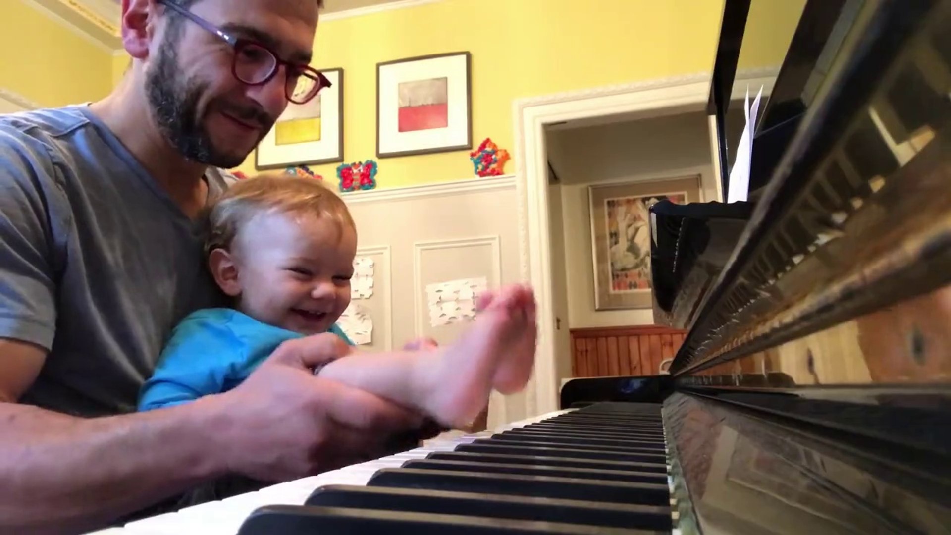 Ce bébé joue du piano avec les pieds et adore ça ! - Vidéo Dailymotion