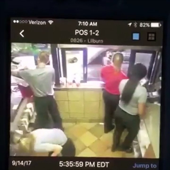 Régis veut remplir une machine d'Ice Tea