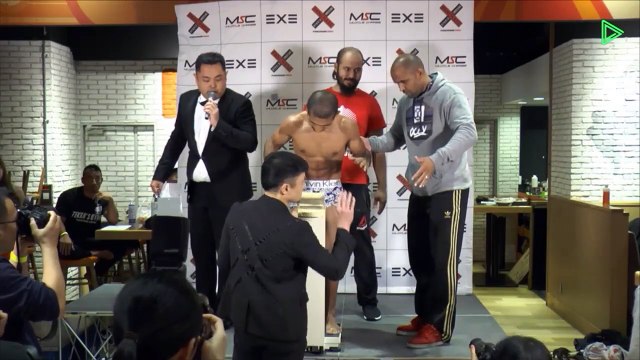 Un combattant de MMA au bord du malaise lors de la pesée