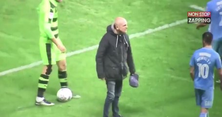 Football : Furieux, un supporter descend sur le terrain engueuler les joueurs (Vidéo)