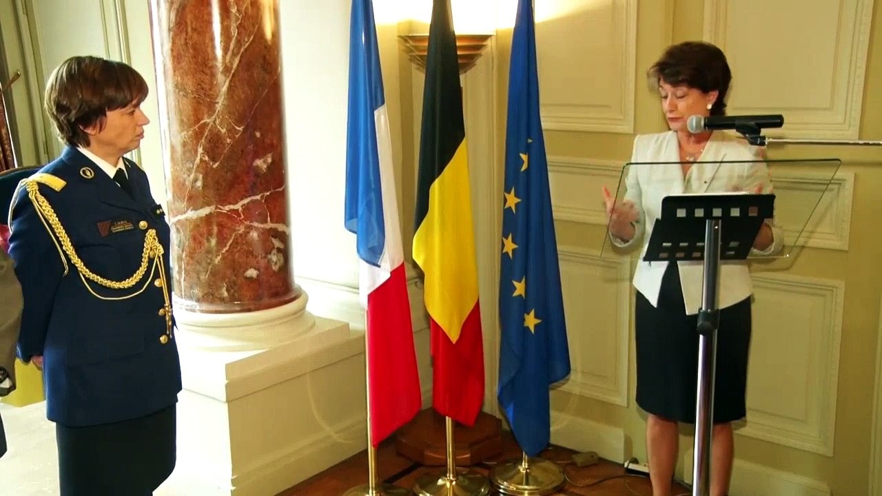 La France décerne une légion d'honneur aux chefs de la police