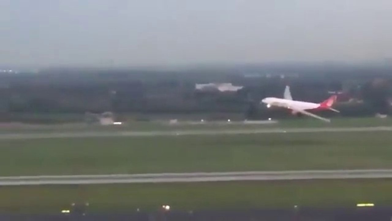 Ce pilote d'avion s'amuse à l'atterrissage avec 200 passagers à bord pour feter son dernier vol