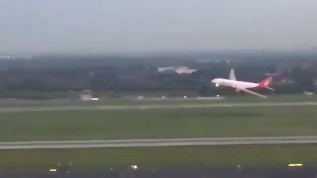 Ce pilote d'avion s'amuse à l'atterrissage avec 200 passagers à bord pour feter son dernier vol