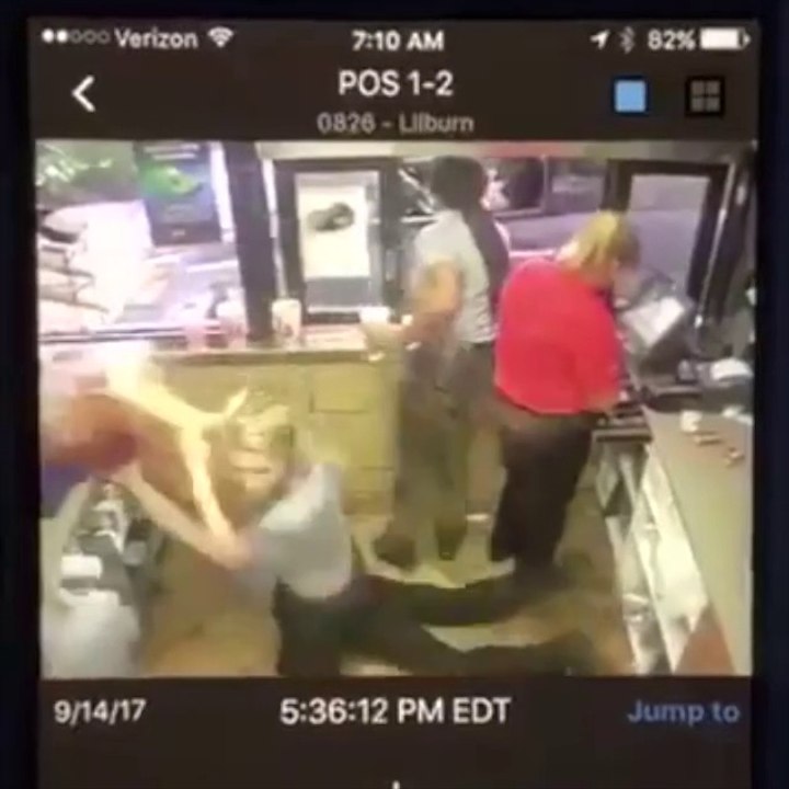 Il voulait juste remplir la machine à Ice-Tea et va se rater bien comme il faut