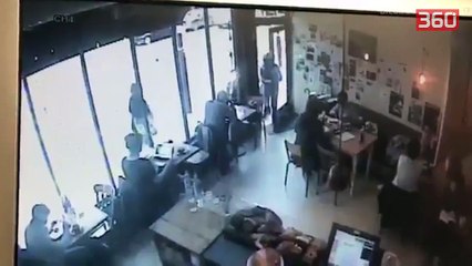 Cmenduri ne Londer, bandat hyjne brenda ne lokal dhe grabisin njerezit (360video)