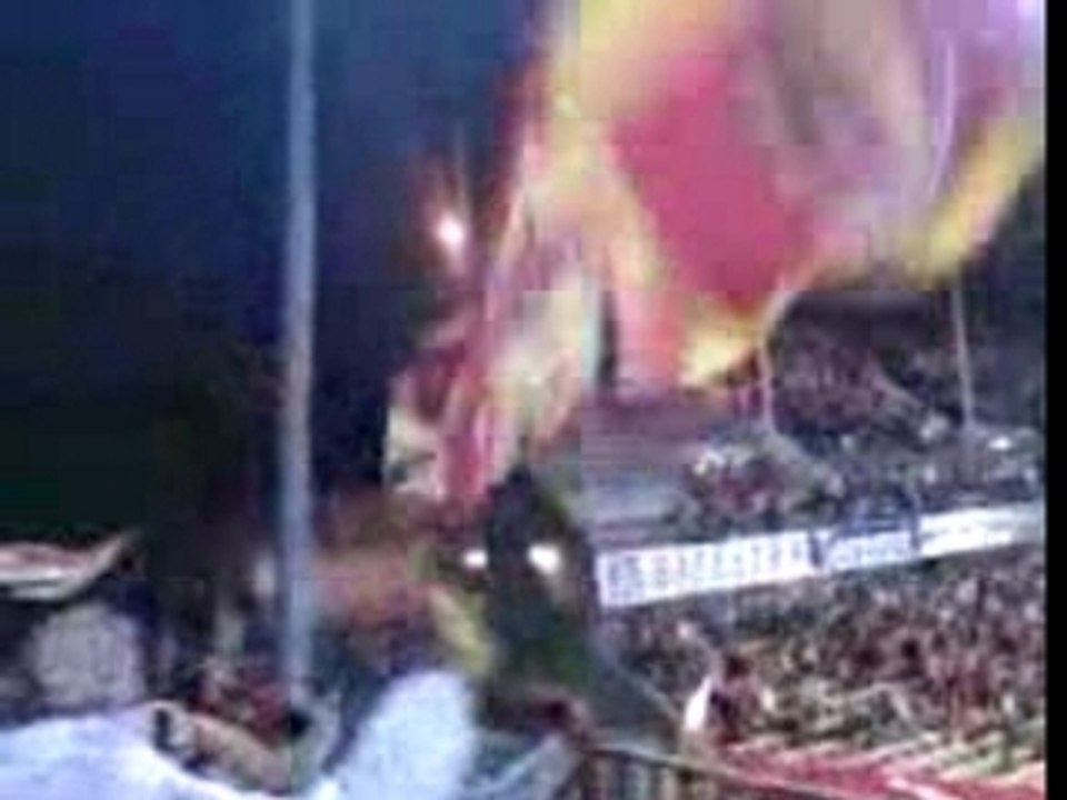 les spikers chauffent le stade