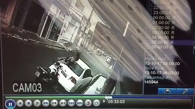 Brésil : Un motard percute une voiture et fait un trou dans le pare-brise avec sa tête !