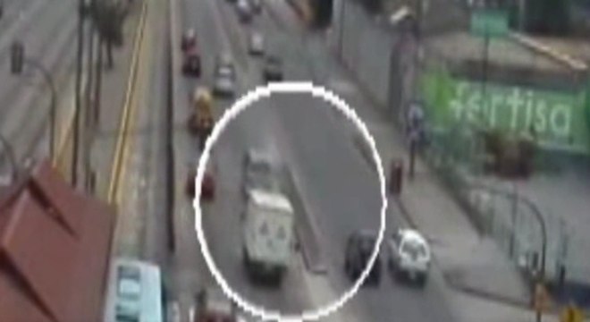 Un peatón intentó cruzar la avenida y fue atropellado