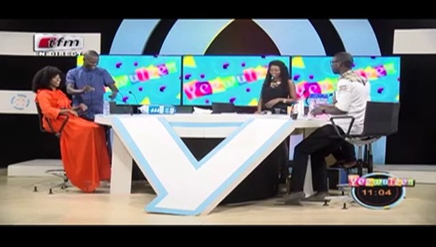 MAMADOU NDIAYE DE LA TFM DEMANDE EN MARIAGE ADJOUZA EN DIRECT SUR LE PLATEAU