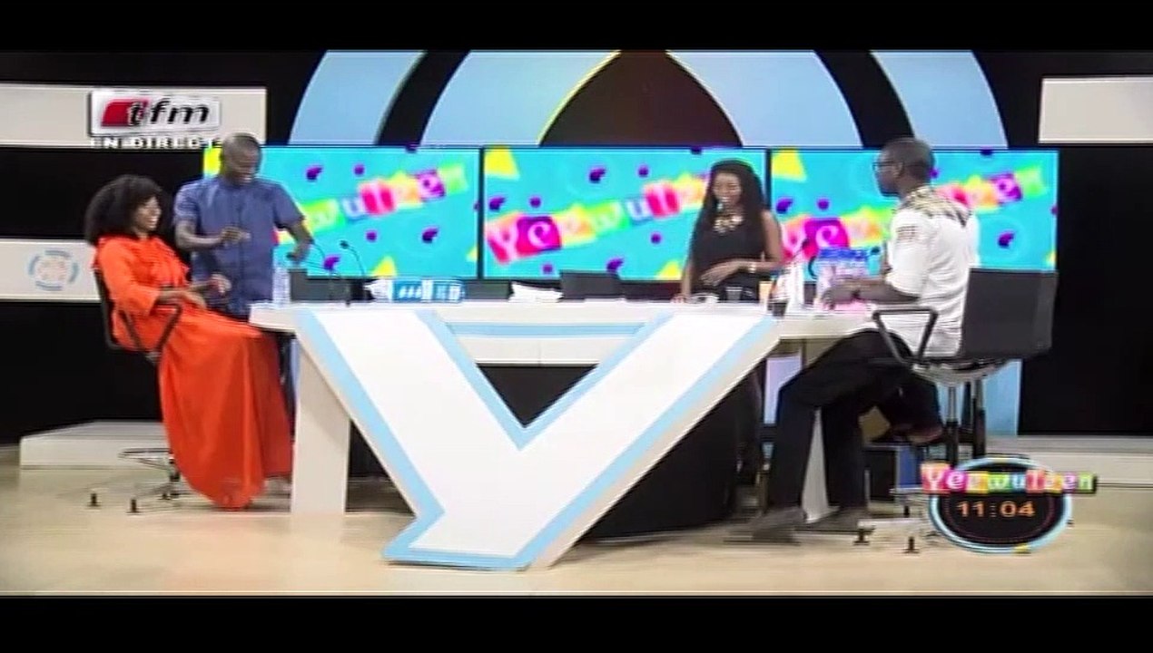 MAMADOU NDIAYE DE LA TFM DEMANDE EN MARIAGE ADJOUZA EN DIRECT SUR LE PLATEAU