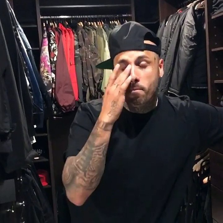J Balvin llega a la casa de Nicky para rebelar el porque de las camisetas negras