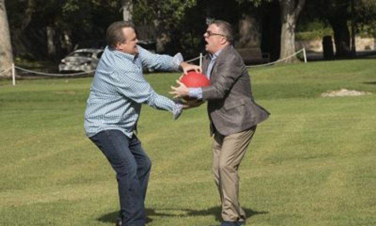 Modern Family Season 9 Episode 4 : S*x, Lies & Kickball Full HD Streaming !!