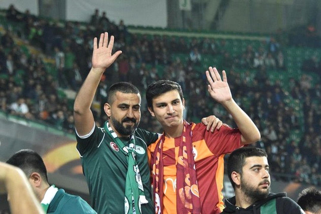 Saldırıya Uğrayan Taraftar, Galatasaray Formasıyla Konyaspor Stadında Maç İzledi