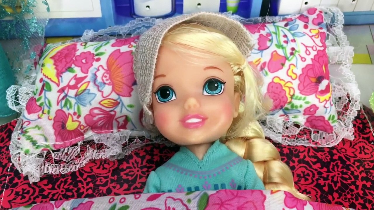 Frozen Anna Gives Elsa Toddler a Bump on The Head! With Queen Elsa, Barbie and more!