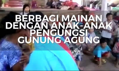 Anak-Anak Pengungsi Gunung Agung Dapat Mainan