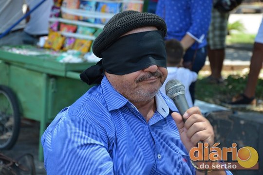 Rezador que se diz telepata atrai pessoas no Centro de Cajazeiras