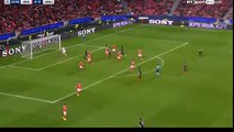 GUARDA-REDES do Benfica entre com a bola pela Baliza dentro