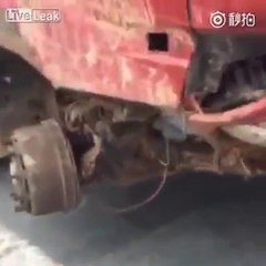 Ce routier semble étonné qu'on l'arrete... Il lui manque juste une roue!