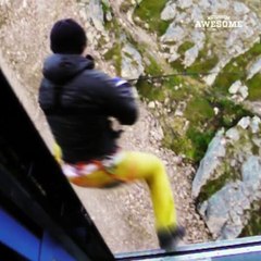Il saute accroché à une corde depuis un téléphérique... Repousser les limites toujours plus loin!