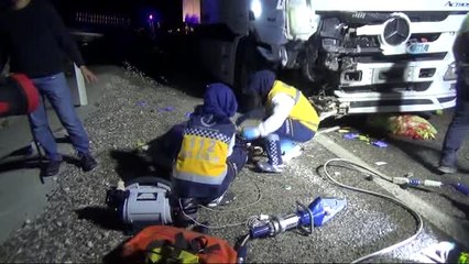 Tır Yol Kenarında Arıza Yapan Kamyonete Çarptı: 2 Kişi Hayatını Kaybetti