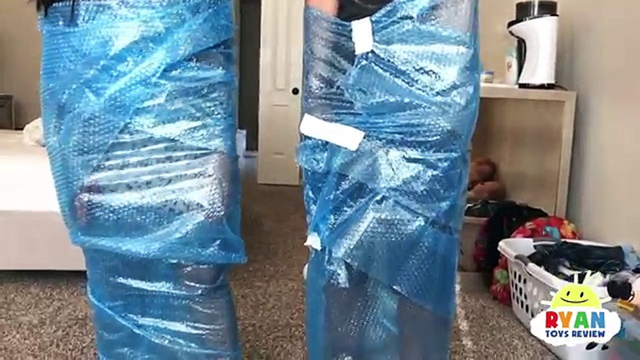 BUBBLE WRAP CHALLENGE EXTREME! Family Fun Activities Mommy vs Daddy with Ryan ToysReview