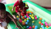 น้องโปรแกรม รีวิว รถแม็คโคร ตัก ลูกบอลหลากสี ใน สระน้ำเป่าลม