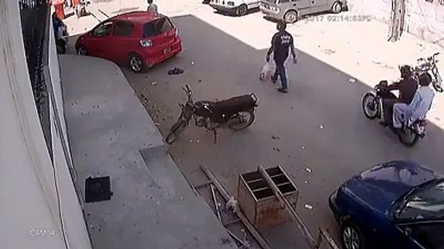 کراچی بہادرآباد میں دن دیہاڑے ہونے والی اسٹریٹ کرائم کی ویڈیو دیکھیں۔ ویڈیو: فیصل علی۔ کراچی