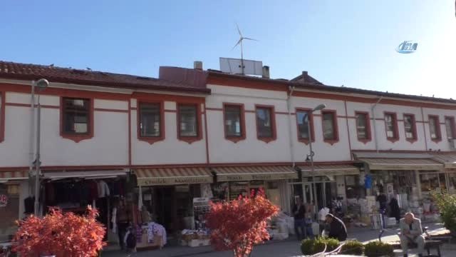 Güneş ve Rüzgar ile Kendi Elektriğini Kendisi Üretiyor