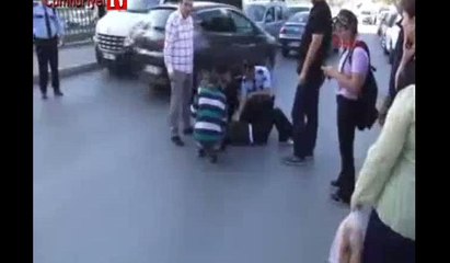 Üst geçidin altında otomobil çarptı