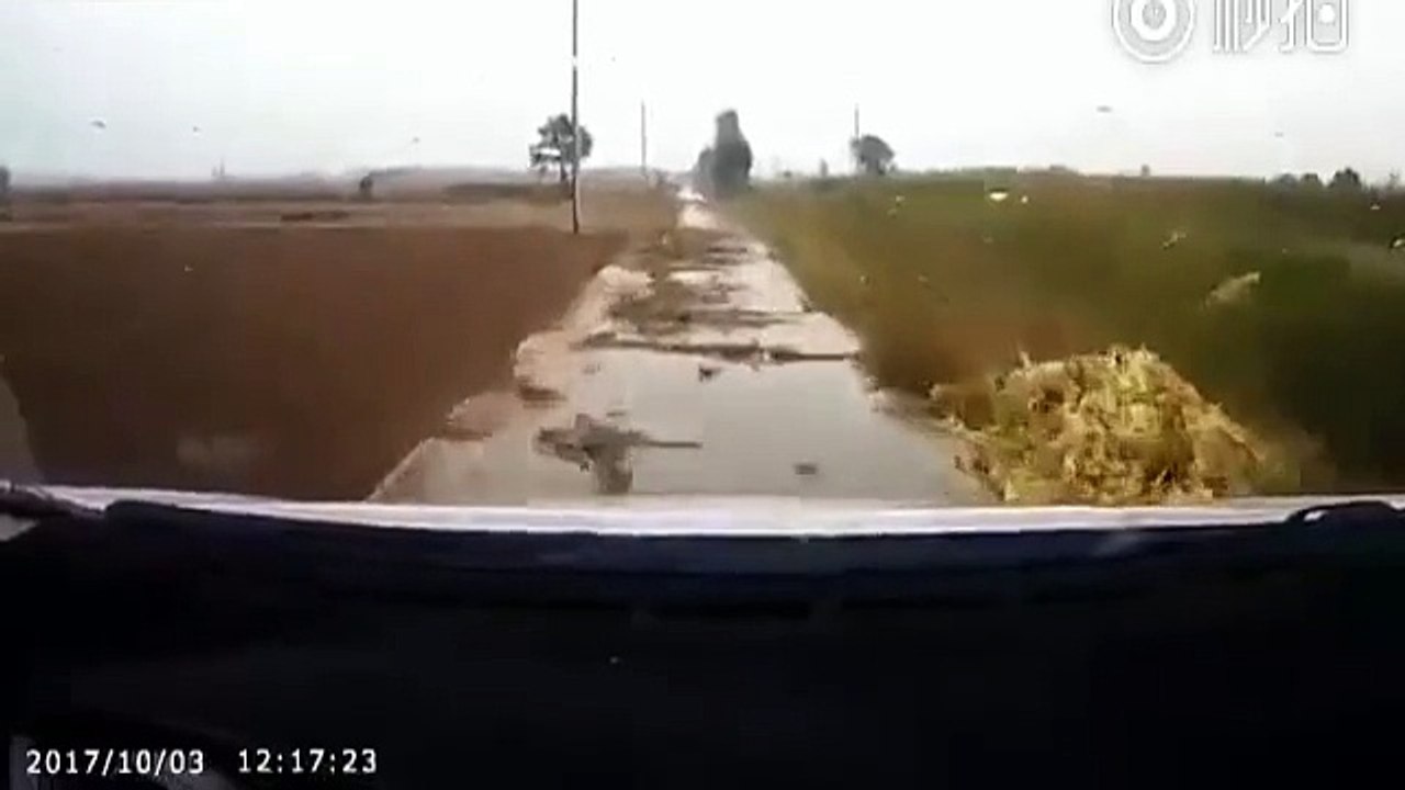 Ce conducteur va avoir une mauvaise surprise en pleine route... Plus de route!