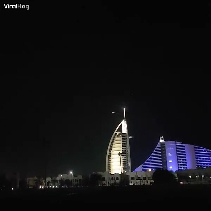 Une boule de feu traverse le ciel de Dubaï.