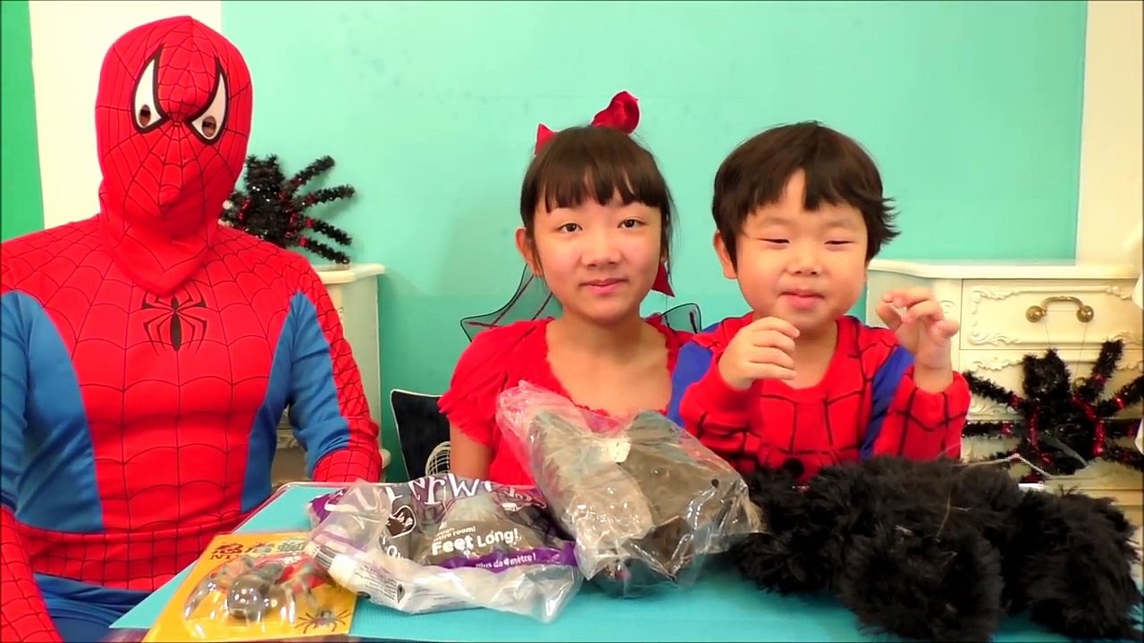 ★「動くクモにつかまった～！２３１ｃｍ巨大蜘蛛！」スパイダーマンごっこ★Spider-Man make-believe play★