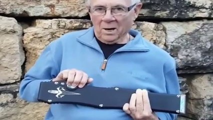 Cet homme a un énorme couteau