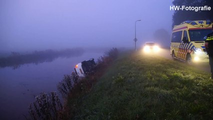 Auto te water op Conradsweg in Rouveen