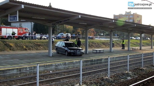 Samochód wjechał na peron