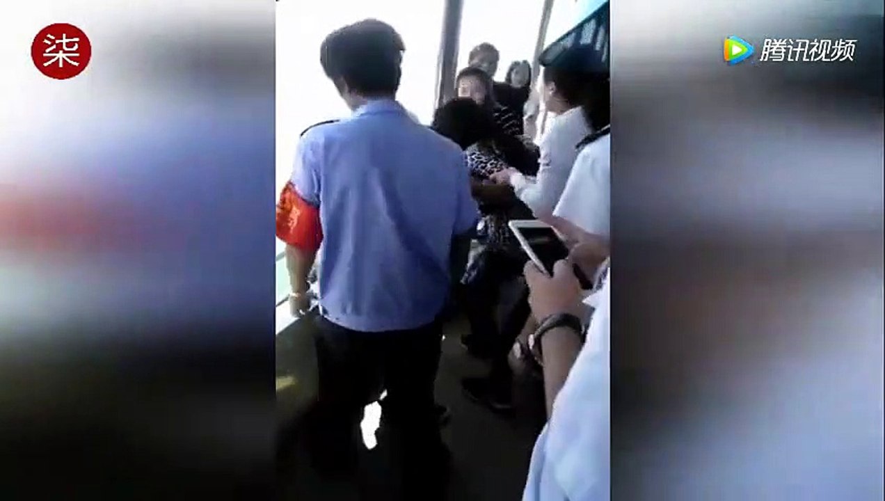 Une touriste hystérique fait tomber son téléphone dans la mer et veut le récupérer