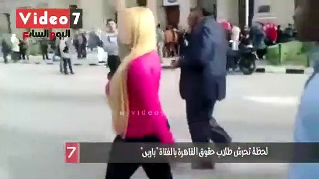 Vajza futet me rroba provokuese në Universitet, por këto studentë radikalë i bënë gjëmën