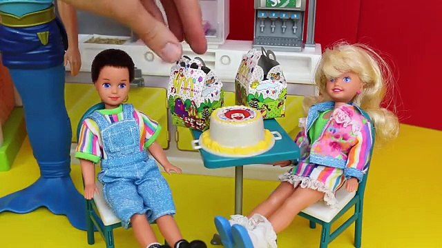 DisneyCarToys Barbie McDonalds vs Barbie Burger King Toys with Frozen Dolls