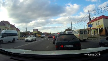 Trois femmes frôlent le drame en traversant sans regarder