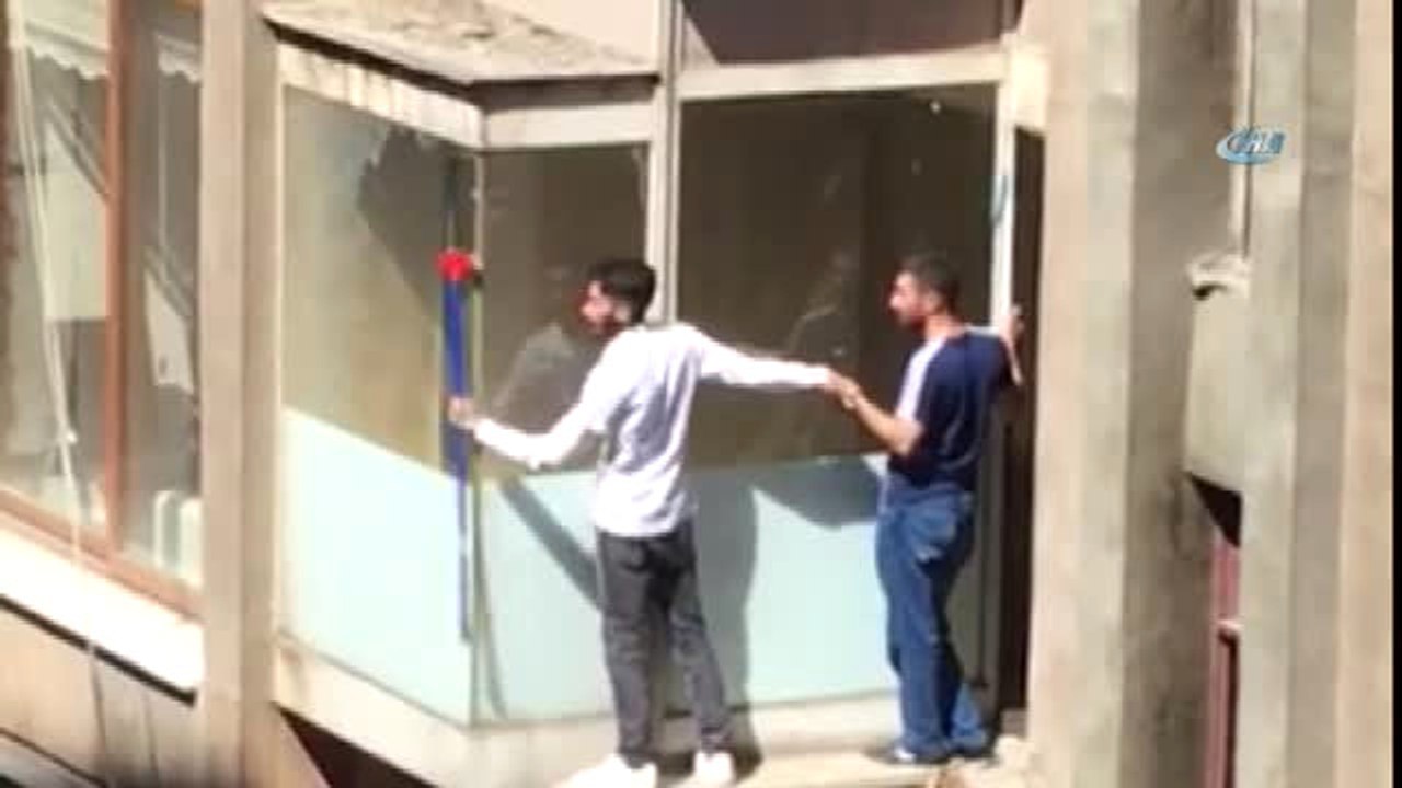 Canlarını Hiçe Sayan 2 Kişi Dükkan Camını Böyle Sildi