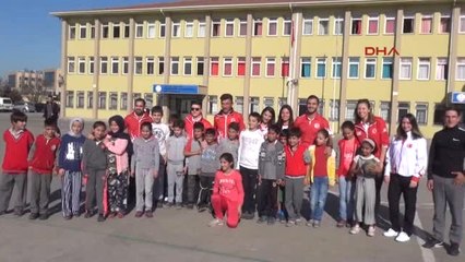 Öğrenciler, Spor Malzemelerini Milli Sporcuların Elinden Aldı