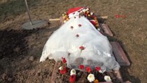 Bolu Evlendikten 8 Gün Sonra Şehit Olan Eşinin Mezarına Gelinliğini Serdi
