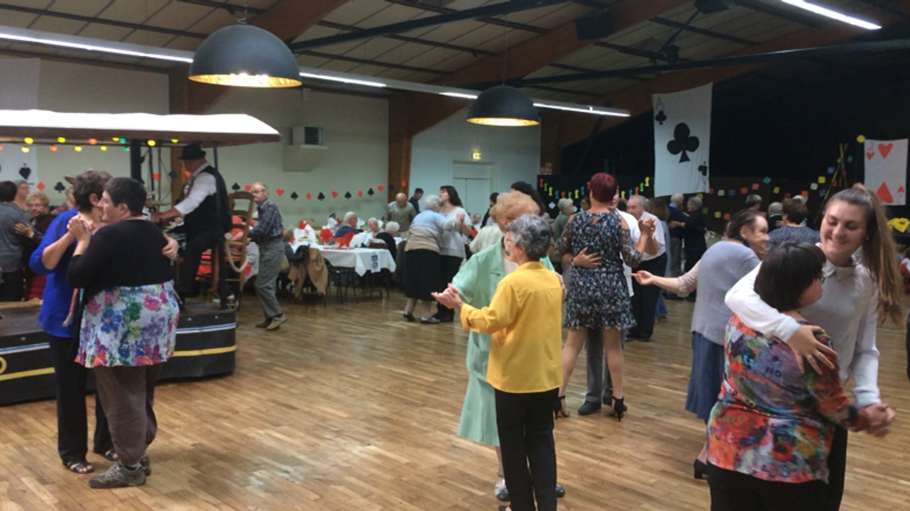 Les seniors font la fête au thé dansant du Bourg-sous-la-Roche